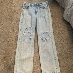 Women’s Light Wash Straight Leg Ripped Jeans